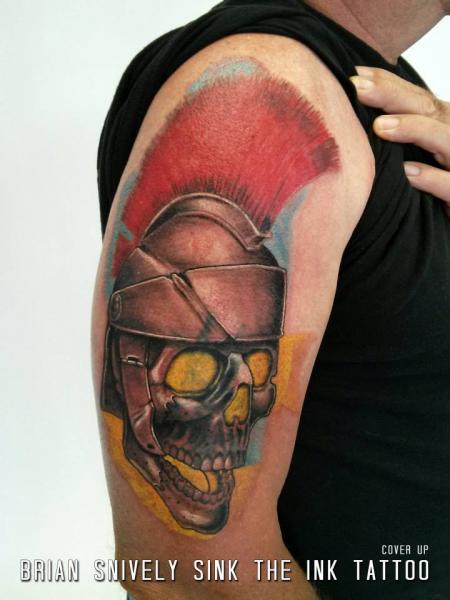tattoo shopulder skull helmet roman tatuaje casco romano Tatuajes de Cascos y Cascos tatuados